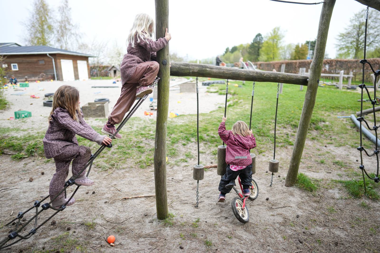 Børn på legeplads i børnehave