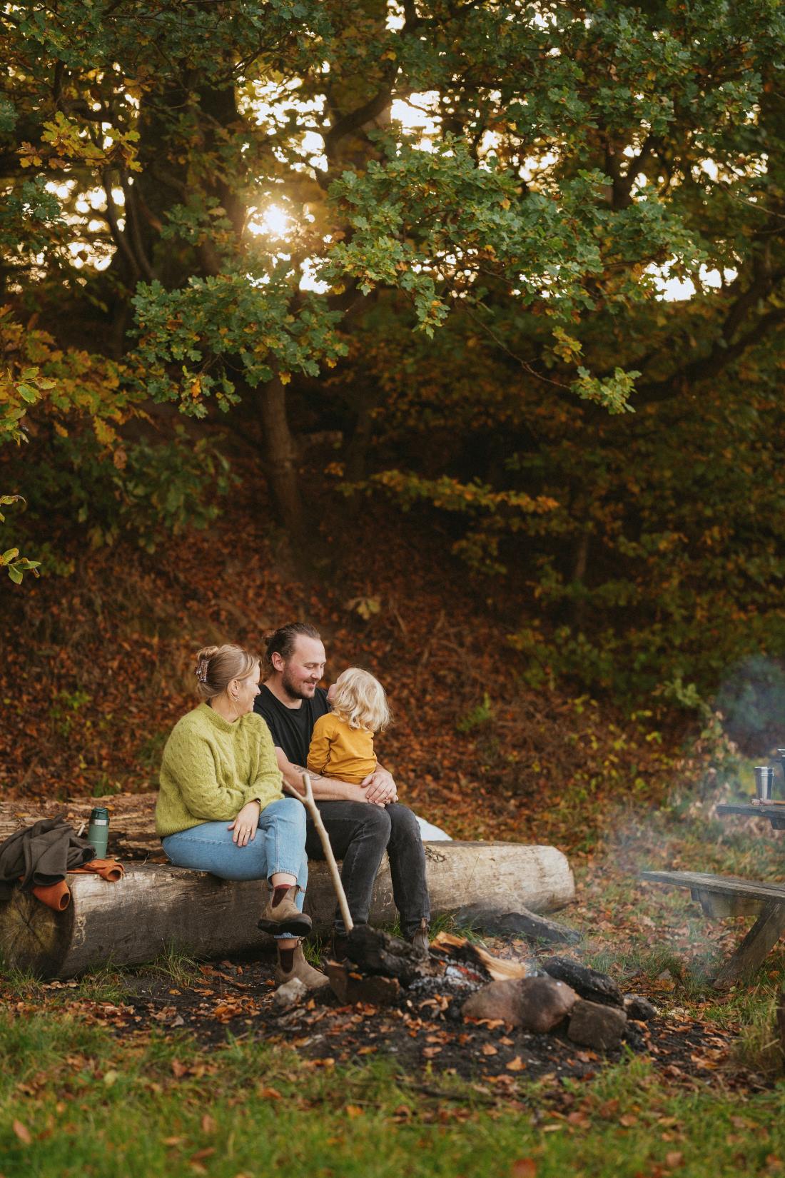 Familie ved bålplads på Trelde Næs