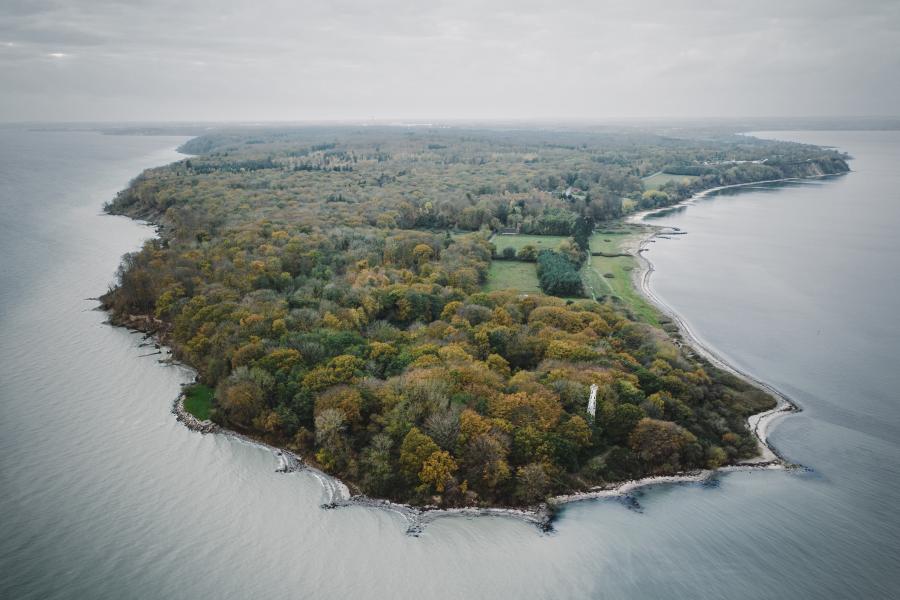 Trelde Næs om efteråret set fra luften