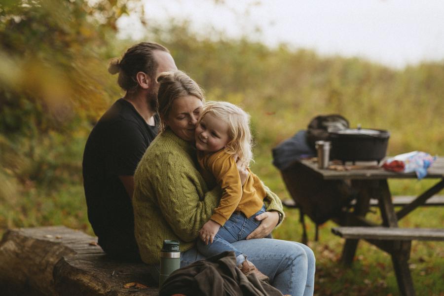 Børnefamilie laver bål