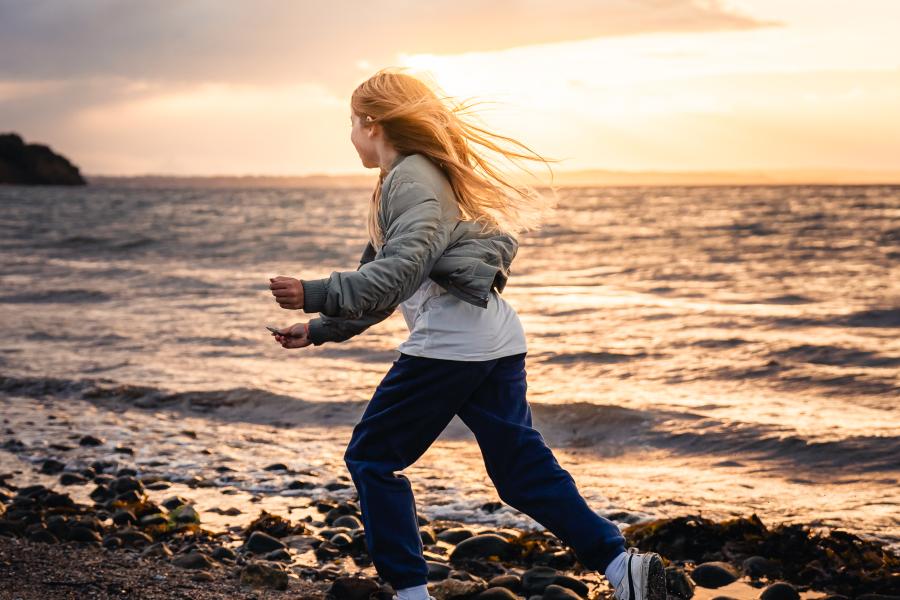 Pige løber på stranden