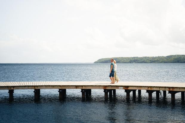 Par går tur på cirkelbroen