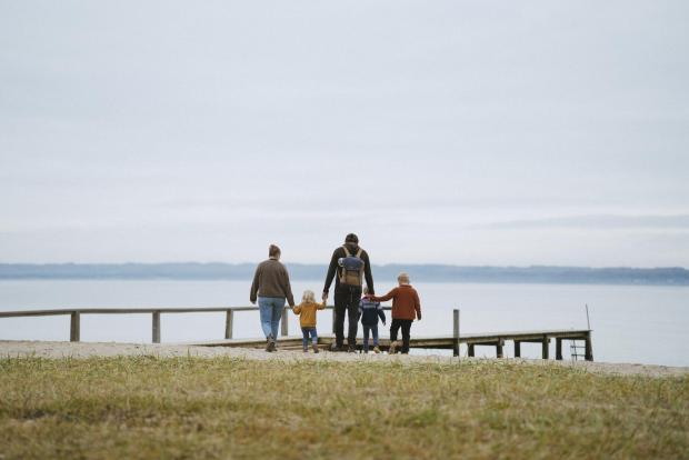 Familie på Trelde Næs strand