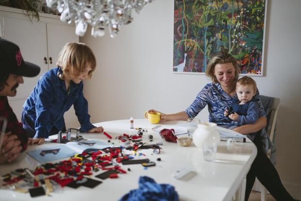Familie bygger med lego