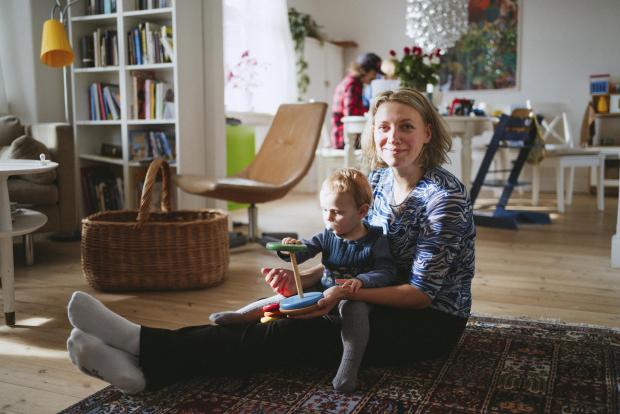 Mor og barn på stuegulvet