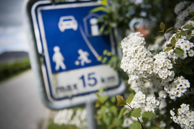 Blomster og skilt med 15 km zone