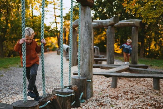 Drenge på tarzanbanen i Madsby Legepark