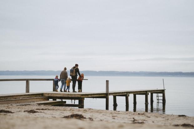 Familie på badebroen på Trelde Næs