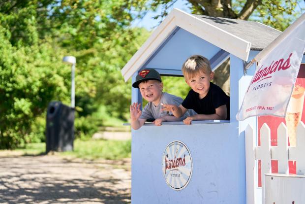 Drenge i isboden i Madsby Legepark