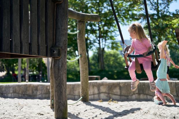 Piger på sandlegepladsen