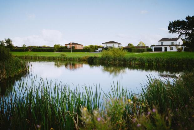 Huse ved sø i Taulov