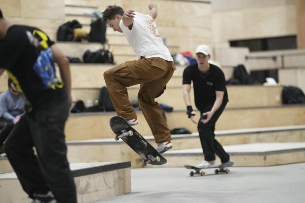 Skatere i street sport hallen