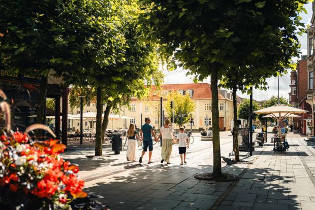 Familie går i gågaden