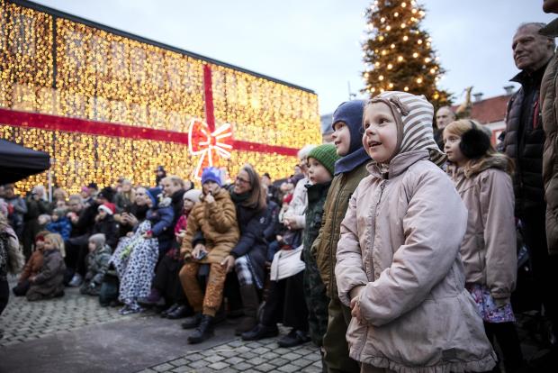 Mennesker ser juleunderholdning på rådhuspladsen