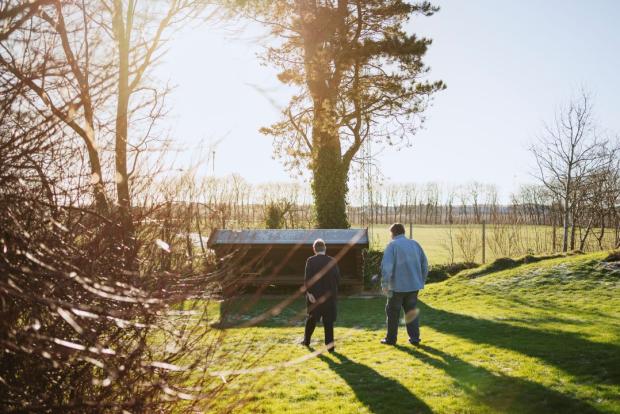 Par går tur i haven