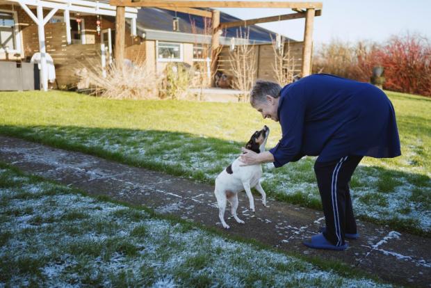 Kvinde hilser på sin hund